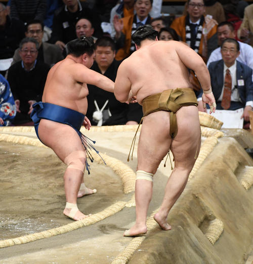 照強に押し出される輝（撮影・今浪浩三）