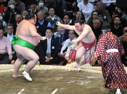 炎鵬を突き出しで破る千代丸（撮影・今浪浩三）