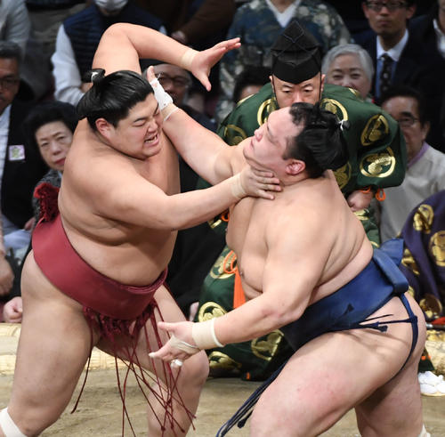 北勝富士を突き出しで破る阿炎（撮影・今浪浩三）