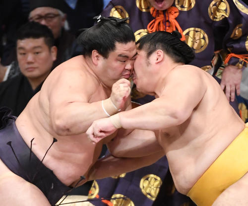 遠藤を寄り切りで破る妙義龍（撮影・今浪浩三）