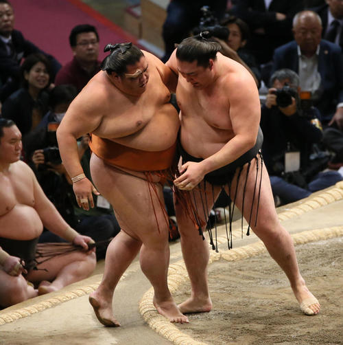 御嶽海（左）を寄り切りで破る竜電（撮影・栗木一考）