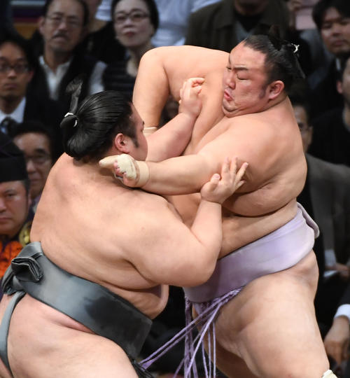 琴勇輝を突き出しで破る貴景勝（撮影・今浪浩三）