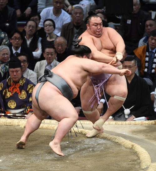 琴勇輝を突き出しで破る貴景勝（撮影・今浪浩三）