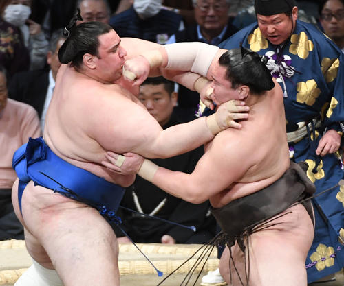 碧山を寄り切りで破る白鵬（右）（撮影・今浪浩三）
