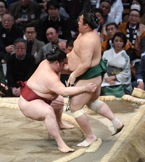 佐田の海を寄り切りで破る隆の勝（左）（撮影・今浪浩三）