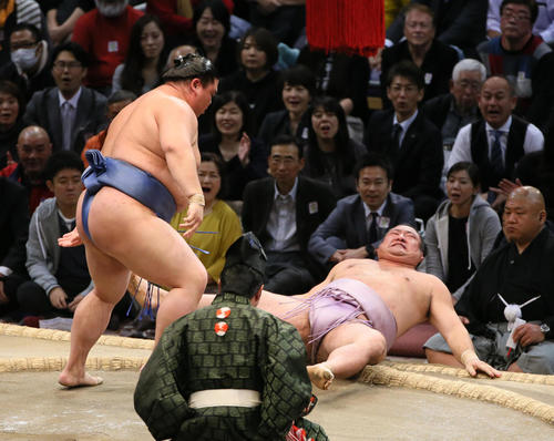 琴恵光（右）を押し倒しで破る正代（撮影・栗木一考）