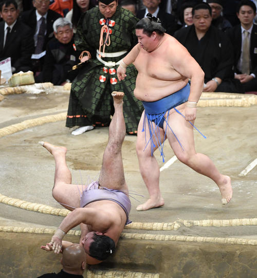 琴恵光を押し倒しで破る正代（右）（撮影・今浪浩三）