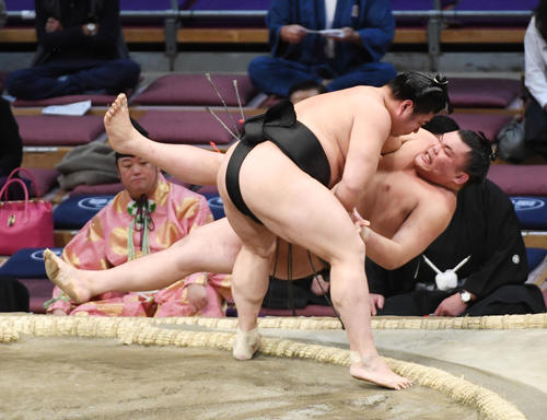 塚原を寄り倒しで破る若元春　（撮影・今浪浩三）