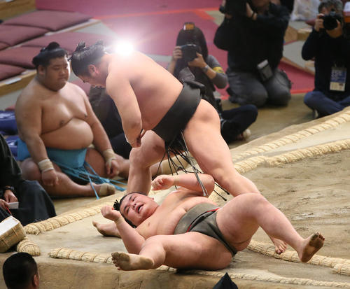 若元春（奥）に寄り倒しで敗れる塚原（撮影・栗木一考）