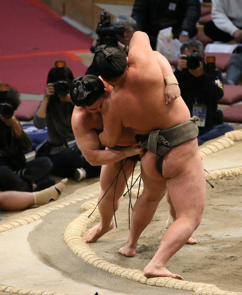 塚原（右）を寄り倒しで破る若元春（撮影・栗木一考）