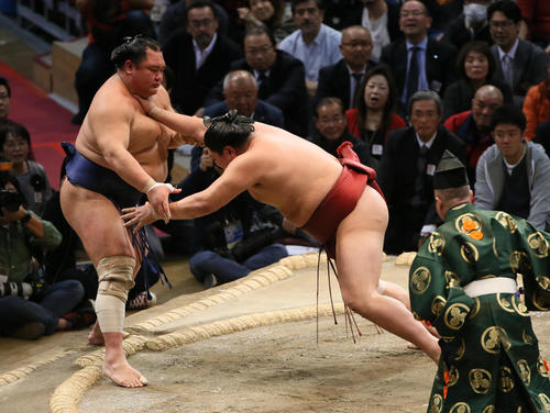 北勝富士（左）を突き出しで破る阿炎（撮影・栗木一考）