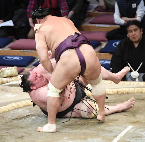 臥牙丸を上手投げで破る旭秀鵬（撮影・今浪浩三）
