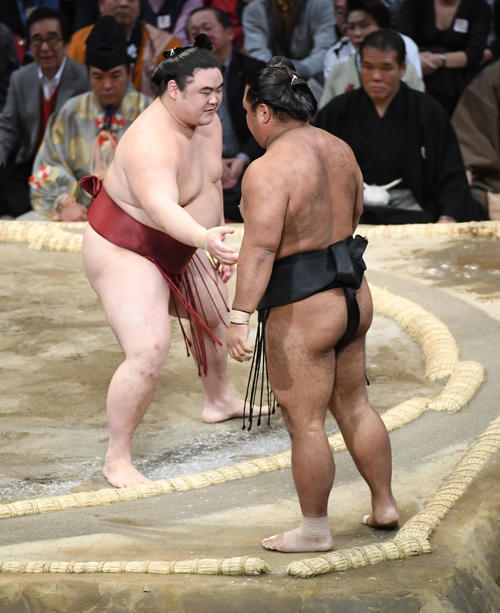 松鳳山（右）を押し出しで破る隆の勝（撮影・今浪浩三）