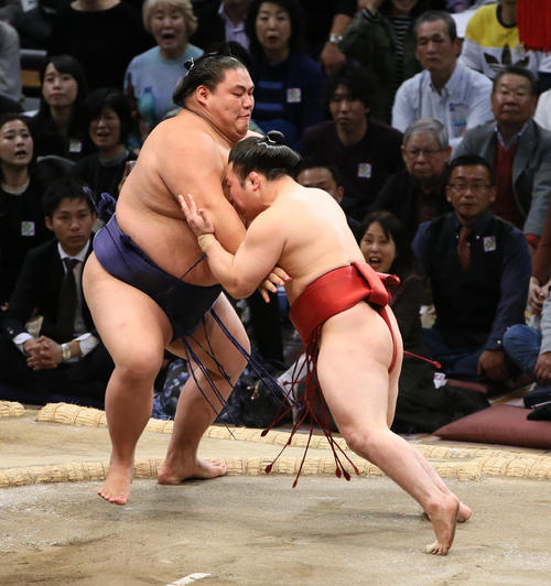大翔鵬（左）を寄り切りで破る炎鵬（撮影・栗木一考）