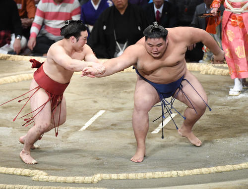 大翔鵬を寄り切りで破る炎鵬（撮影・今浪浩三）