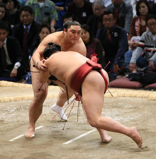 阿炎（右）をはたき込みで破る隠岐の海（撮影・栗木一考）