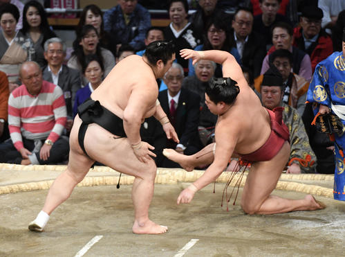 阿炎をはたき込みで破る隠岐の海（撮影・今浪浩三）