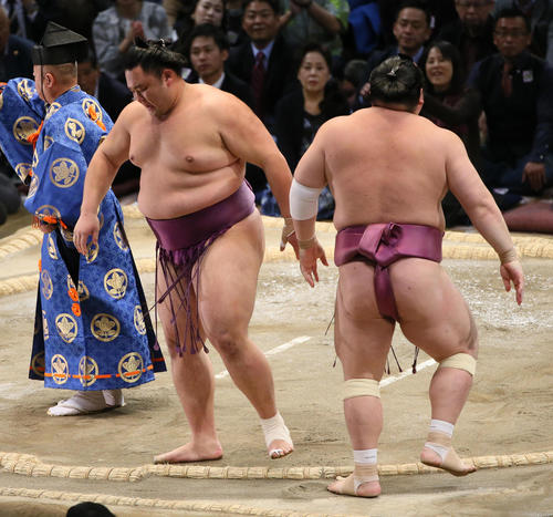 宝富士（右）を寄り切りで破る朝乃山（撮影・栗木一考）