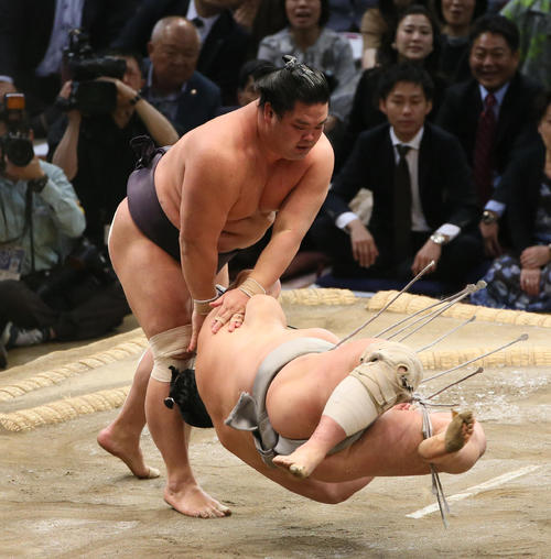 北勝富士（右）を突き落としで破る妙義龍（撮影・栗木一考）