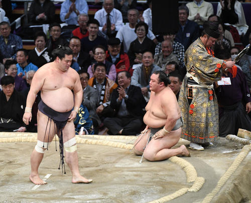 北勝富士を突き落としで破る妙義龍（左）（撮影・今浪浩三）