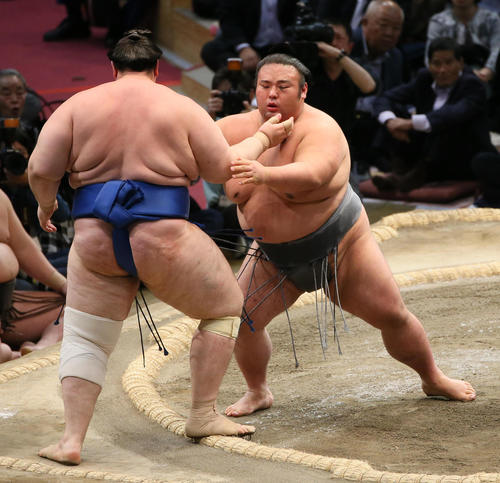 碧山（左）を押し出しで破る貴景勝（撮影・栗木一考）