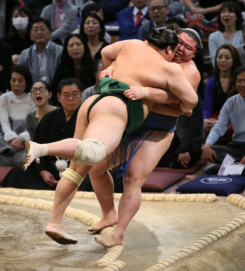 佐田の海（左手前）をうっちゃりで破る正代（撮影・栗木一考）