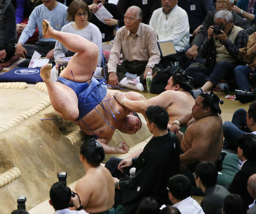 佐田の海（右）をうっちゃりで破る正代（撮影・栗木一考）
