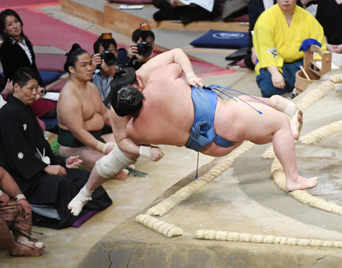 佐田の海をうっちゃりで破る正代（撮影・今浪浩三）