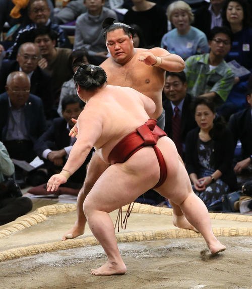 松鳳山（奥）を押し出しで破る隆の勝（撮影・栗木一考）