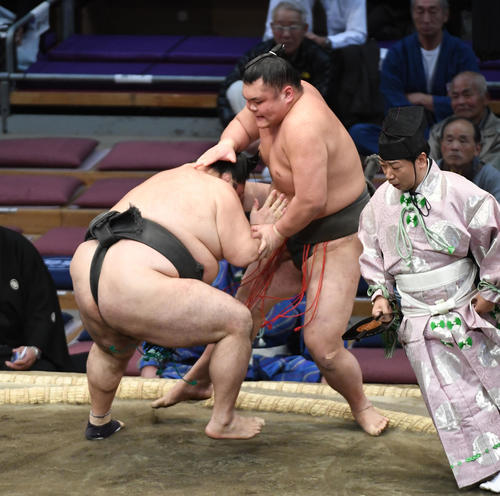 塚原を押し出しで破る千代鳳（左）（撮影・今浪浩三）