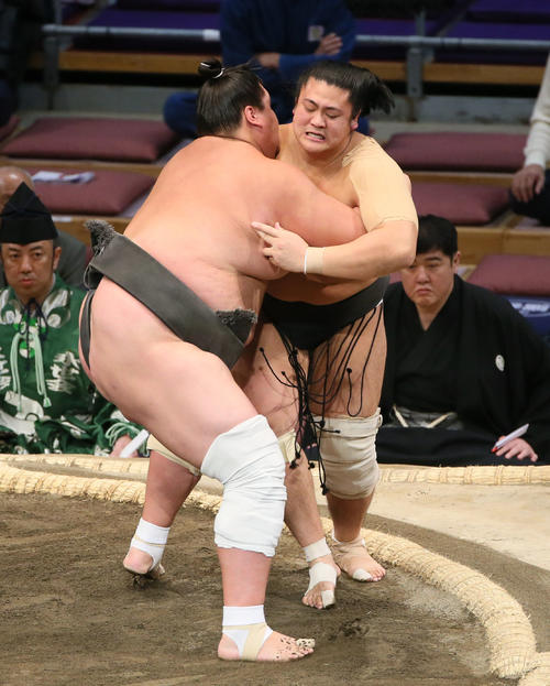 対馬洋（右）を寄り切りで破る照ノ富士（撮影・栗木一考）