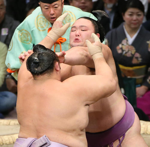 琴勇輝（手前）を押し出しで破る朝乃山（撮影・栗木一考）