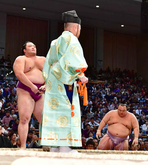 朝乃山（左）は押し出しで琴勇輝を下す（撮影・小沢裕）