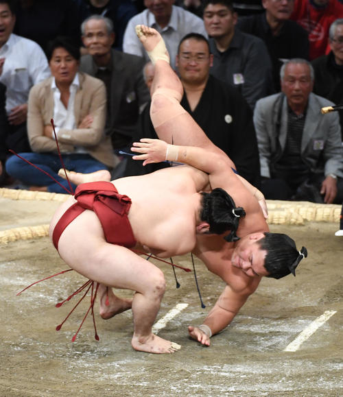 照強を下手投げで破る炎鵬（撮影・今浪浩三）