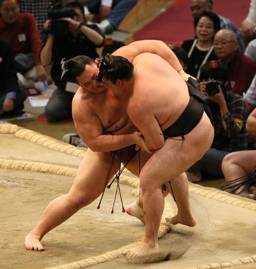 竜電（右）を寄り切りで破る朝乃山（撮影・栗木一考）