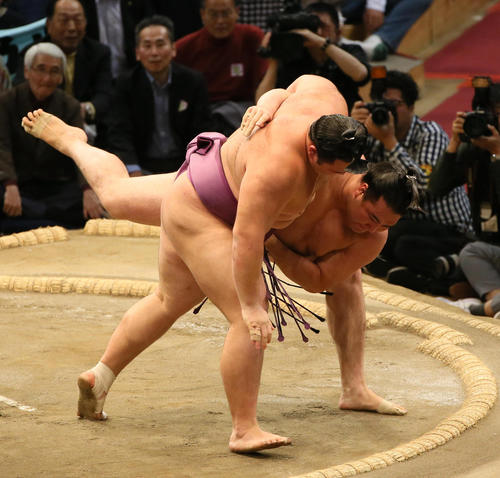 竜電（右）を寄り切りで破る朝乃山（撮影・栗木一考）