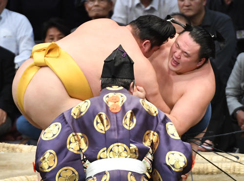 玉鷲を寄り倒しで破る遠藤（撮影・今浪浩三）
