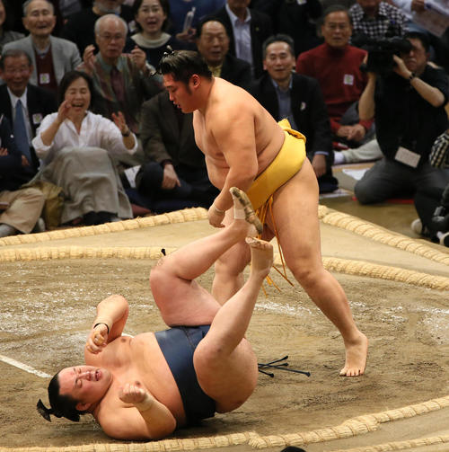 玉鷲（手前）を寄り倒しで破る遠藤（撮影・栗木一考）