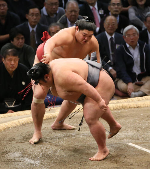 貴景勝（手前）を送り出しで破る阿炎（撮影・栗木一考）