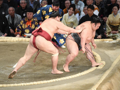 阿炎に送り出しで敗れる貴景勝（右）（撮影・今浪浩三）