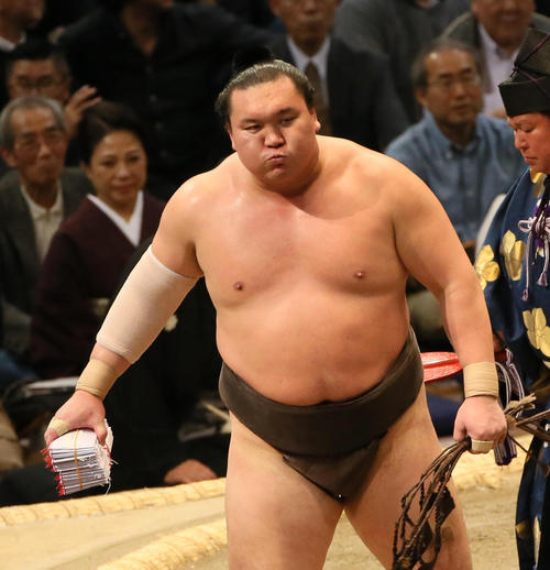 御嶽海を外掛けで下し優勝を決め、懸賞金を手にする白鵬（撮影・栗木一考）