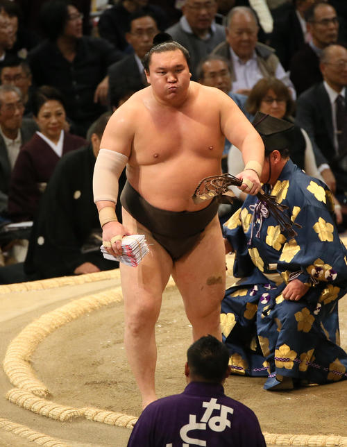 御嶽海を外掛けで下し懸賞金を手にする白鵬（撮影・栗木一考）