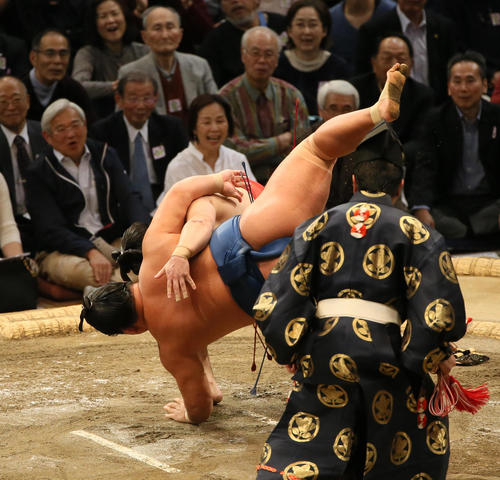 照強(手前)を下手投げで破る炎鵬(撮影・栗木一考)