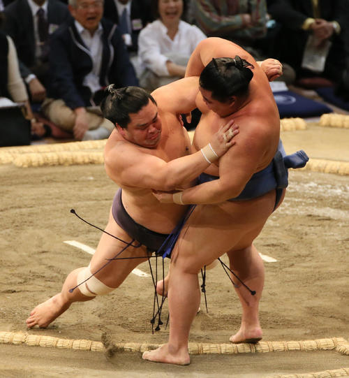 正代（右）を寄り切りで破る妙義龍（撮影・栗木一考）