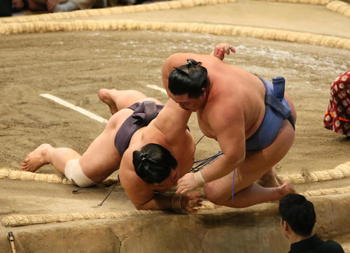 妙義龍(左)に寄り切りで敗れる正代(撮影・栗木一考)