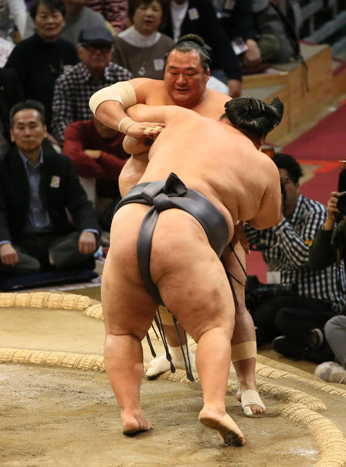徳勝龍（手前）に寄り切りで敗れる豊ノ島（撮影・栗木一考）