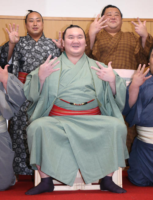 相撲情報　43回目の優勝を飾った白鵬は支度部屋で笑顔を見せる（撮影・栗木一考）