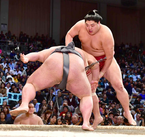 阿炎（右）は立ち合いで変化し、貴景勝を送り出しで破る（撮影・小沢裕）