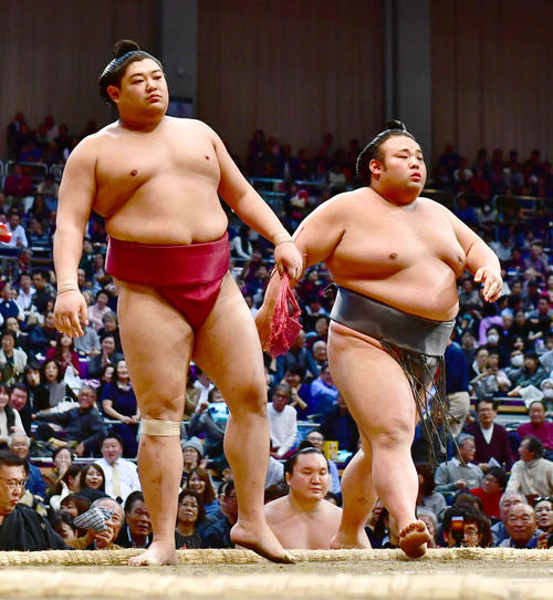 阿炎（左）は貴景勝を送り出しで破る。中央は白鵬（撮影・小沢裕）