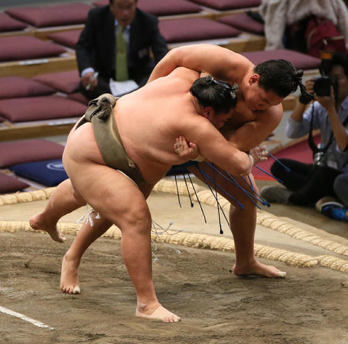 魁（左）を上手投げで破る豊昇龍（撮影・栗木一考）